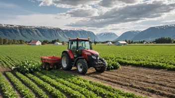 En moderne gård i Norge med en traktor og et jorde i bakgrunnen.