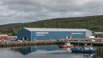 En fabrikkbygning med en skilt som leser 'Fiskemelindustri' på norsk, omgitt av fiskebåter og sjø