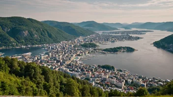 En panoramautsikt over Sandviksberget, et geografisk landemerke i Bergen, Norge.