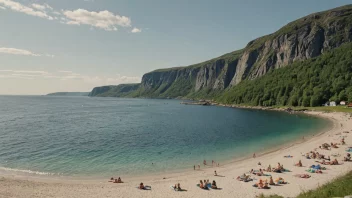 En vakker strand i Norge med mennesker som nyter solen og sjøen