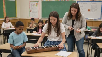 En musikkstudent spiller gitar i et klasserom.