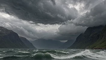 Ei sterk gustning blåser innover fjorden og skaper store bølger og et stormfullt vær.