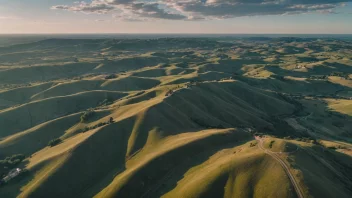 Flyfotografering av et vakkert landskap med en drone som flyr i lufta, og fanger scenen fra et unikt perspektiv.