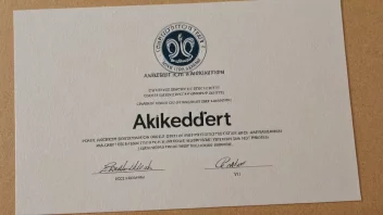 Et sertifikat med ordet 'Akkreditert' på det, som indikerer offisiell anerkjennelse eller godkjenning.