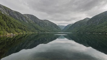 En fredelig lake i norsk vildmark