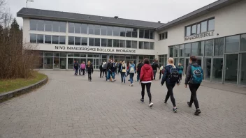 En skolebygning med en skilt som leser 'Innvandrerskole' på norsk, med elever fra ulike etniske bakgrunner som går inn og ut av bygningen.