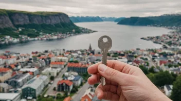 En person som holder en husnøkkel, som symboliserer støtten som bostøtteordninga gir.