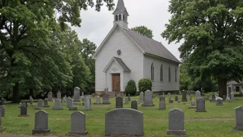 En gammel kirke med en gravplass og minnesmerker