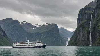 En turistbåt i en vakker norsk fjord