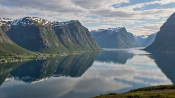 Et vakkert landskap av Helgeland, Norge, med vann og fjell.