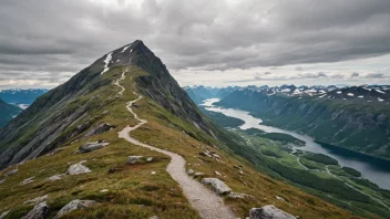 Et majestetisk fjell med en slynget sti til toppen.