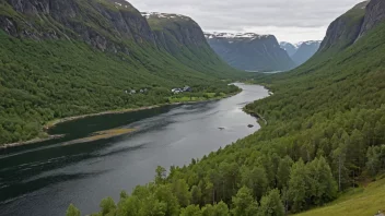 Et fredelig landskap av Moldtustranda med rullende åser og en vannmasse i bakgrunnen