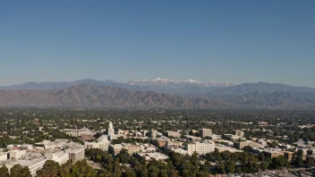 Et bybilde av Pasadena, California, med en blanding av moderne og historiske bygninger, omgitt av fjell.