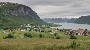 Et idyllisk norsk landskap med en liten landsby eller by i bakgrunnen, og et skilt eller et hus med navnet 'Tjomsland' i forgrunnen.