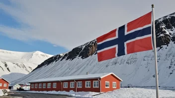 Svalbardrådets logo eller bygning i Longyearbyen, Svalbard, med et norsk flagg i bakgrunnen.