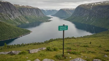 Et fredelig norsk landskap med en skilt eller et kart som viser navnet Folkvord