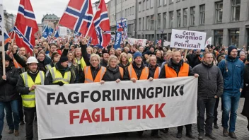 En gruppe arbeidere som protesterer for sine rettigheter, med et banner som leser 'Fagforeningspolitikk' på norsk.