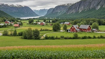 Et pittoreskt norsk gårdsbruk med frodige åkrar og en gård i bakgrunnen.