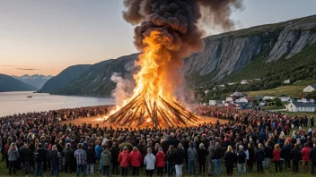 Et stort bål som brenner på en åsside, med mennesker samlet rundt det, feirer sankthansdag i Norge.