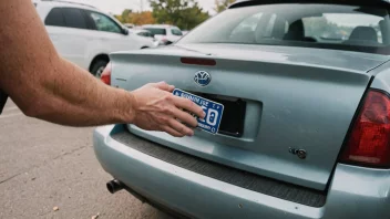 En person fjerner et skilt fra en bil, illustrerer handlingen avskilte.