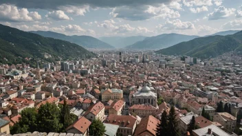 En panoramautsikt over Sarajevos gamleby, med en blanding av osmansk og østerriksk-ungarsk arkitektur, omgitt av De dinariske Alper.