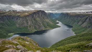 Et fredelig landskap av Kalandseidet med rullende åser og fjell i bakgrunnen