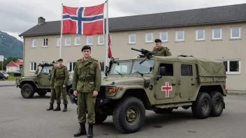 En norsk militær enhet, bestående av en gruppe soldater, med en kommandør i sentrum, stående foran et militært kjøretøy eller en bygning med et norsk flagg.