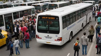 En overfylt buss med mennesker som står og sitter, representerer en busslast med passasjerer.