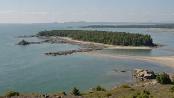 Et naturskjønt kystlandskap med øyer og sletter.