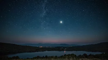 En vakker stjerneklar himmel med en lys måne og mange blinkende stjerner