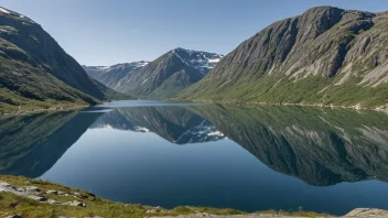 Et majestetisk fjell i Norge, omgitt av naturskjønnhet.