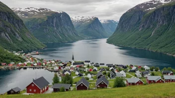 Et pittoreskt norsk landskap med en liten bygd omgitt av fjell og fjorder.