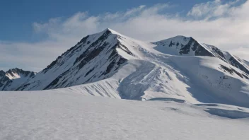 Et snødekt fjell med en stor snøfonn i forgrunnen.