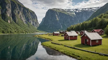 En fredelig dal i Norge med tradisjonelle naustbygninger nær vannkanten.