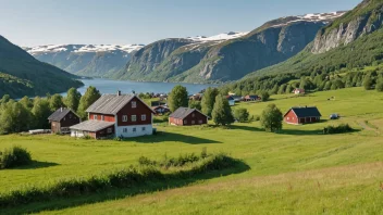 Et pittoreskt norsk gård med en tradisjonell gårdshus og rullende åser.