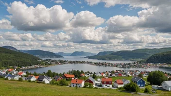 En malerisk landsby omgitt av rullende åser og grønne skoger.