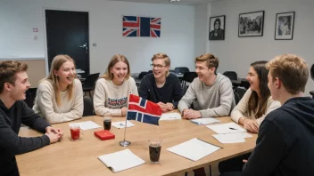 En gruppe studenter samlet rundt et bord, diskuterer og ler sammen, med et norsk flagg i bakgrunnen.