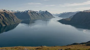 Et majestetisk fjellandskap med en fremtredende topp og en rolig fjord i bakgrunnen.