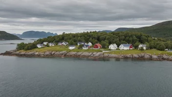 Et fredelig landskap av Gisløy-øya med noen hus og trær