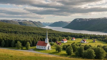 Et tradisjonelt norsk kirkeområde, kjent som et kirkvaag, omgitt av trær og rullende åser.