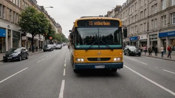 En buss på en fast rute med et klokke i bakgrunnen