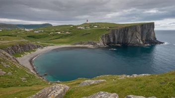 Et malerisk bilde av Hjørungavåg-kysten, som viser dens naturskjønnhet og historiske betydning.