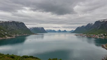 Et fredelig kystområde med noen bygninger og en liten havn.