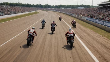 En speedwaybane med motorsykler som kjører på den.