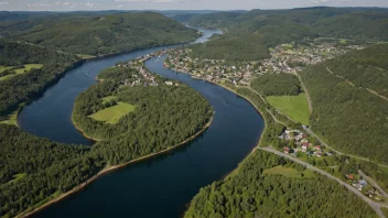 Hokksund, en sjarmerende by i Norge, liggende i en malerisk dal nær elven Drammenselva.