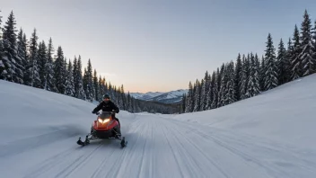 En snøbil i aksjon, kjører gjennom et vinterlandskap.