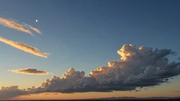 En vakker vesthimmel med noen skyer og solnedgang.