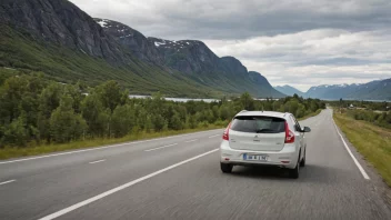 En standardbil som kjører på en vei med et typisk norsk landskap i bakgrunnen