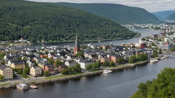 Et malerisk område med historiske bygninger og en elv som renner gjennom det.