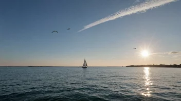 En fredelig seilferie-scene med en seilbåt som glir gjennom rolige vann.